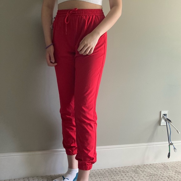 NWT red aritzia speedy joggers - Picture 2 of 3